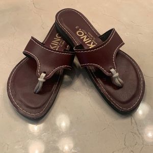 Like new, Kino sandles size 9 Burgundy